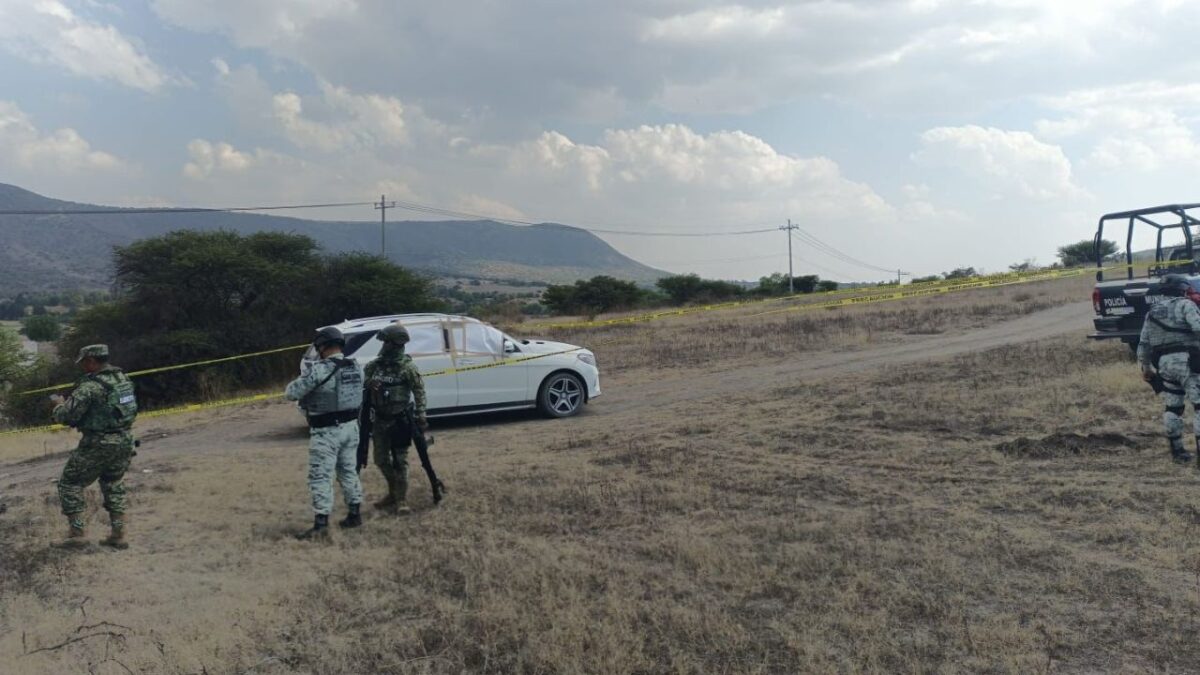 Policías del Edomex hallaron esta tarde a cuatro hombres y a una mujer sin vida, dentro de una camioneta de lujo en Tequixquiac.
