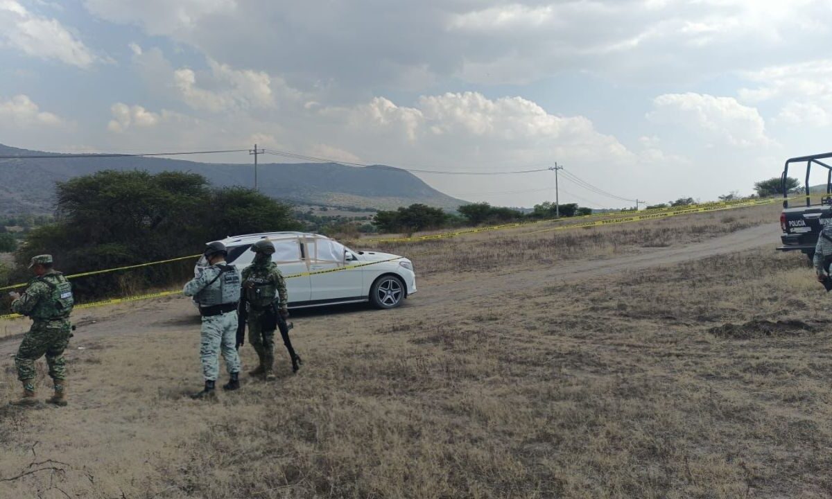 Policías del Edomex hallaron esta tarde a cuatro hombres y a una mujer sin vida, dentro de una camioneta de lujo en Tequixquiac.