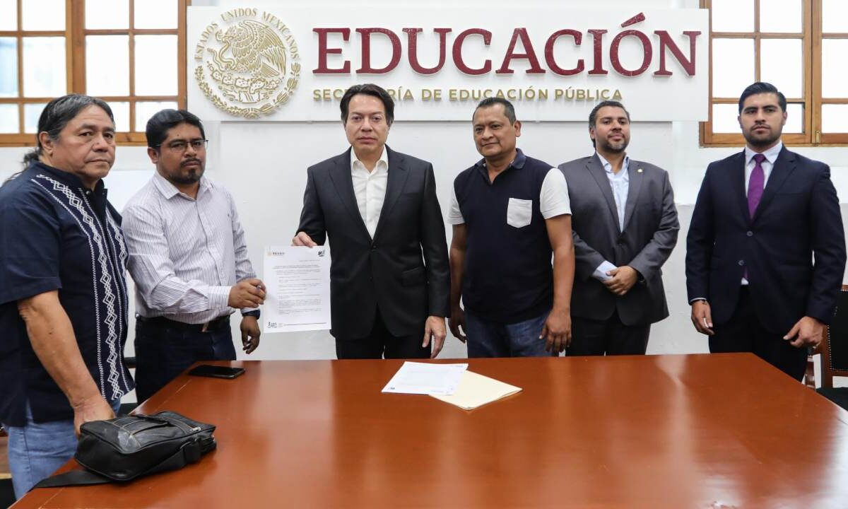 El titular de la SEP, Mario Delgado, entrego a la CNTE los compromisos adquiridos con la presidenta Sheinbaum.