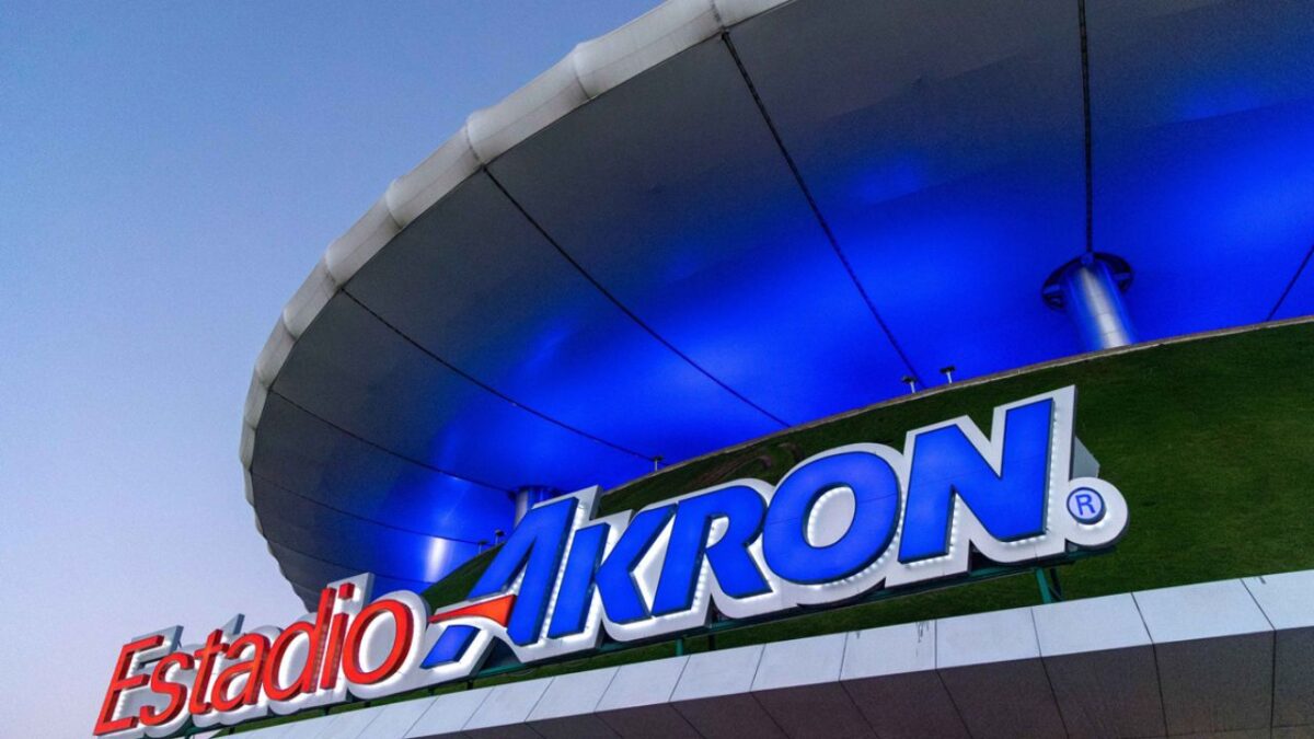 La Federación Mexicana de Futbol (FMF) resolvió vetar al Estadio Akron por reincidencia en la conducta impropia de los aficionados de Chivas.