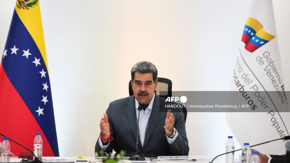 Estados Unidos advirtió a Nicolás Maduro que enfrentará "nuevas sanciones duras y crecientes" si no acepta un "flujo constante" de vuelos de deportación de venezolanos.