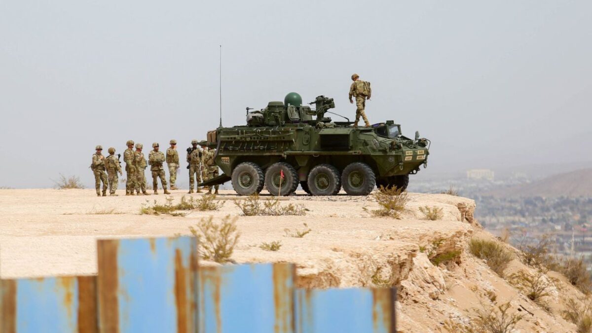 EU desplegó vehículos blindados Stryker en puntos clave de la frontera con México como El Paso y la región de Big Bend, en Texas.