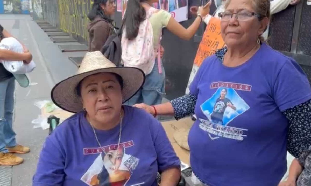 Familiares de víctimas de feminicidio realizan una huelga de hambre en inmediaciones del Palacio Nacional.