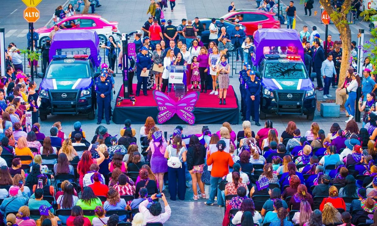 La alcaldía GAM presentó a su nuevo agrupamiento policial “Fuerza Violeta”, integrada por uniformadas que combatirán la violencia doméstica.