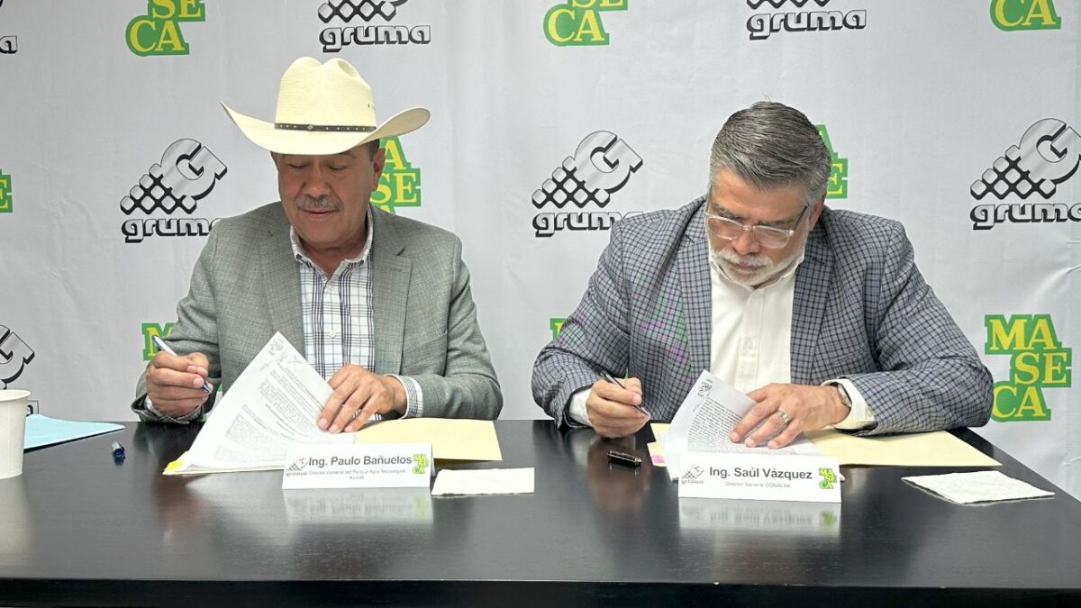 Saúl Vázquez Pérez (derecha), Director General de Abastecimientos de Maseca (Gruma), y Paulo Bañuelos Rosales, Director del Parque Agro Tecnológico Xonotli (izquierda), firmaron el acuerdo en las instalaciones de Grupo Maseca en Monterrey.
