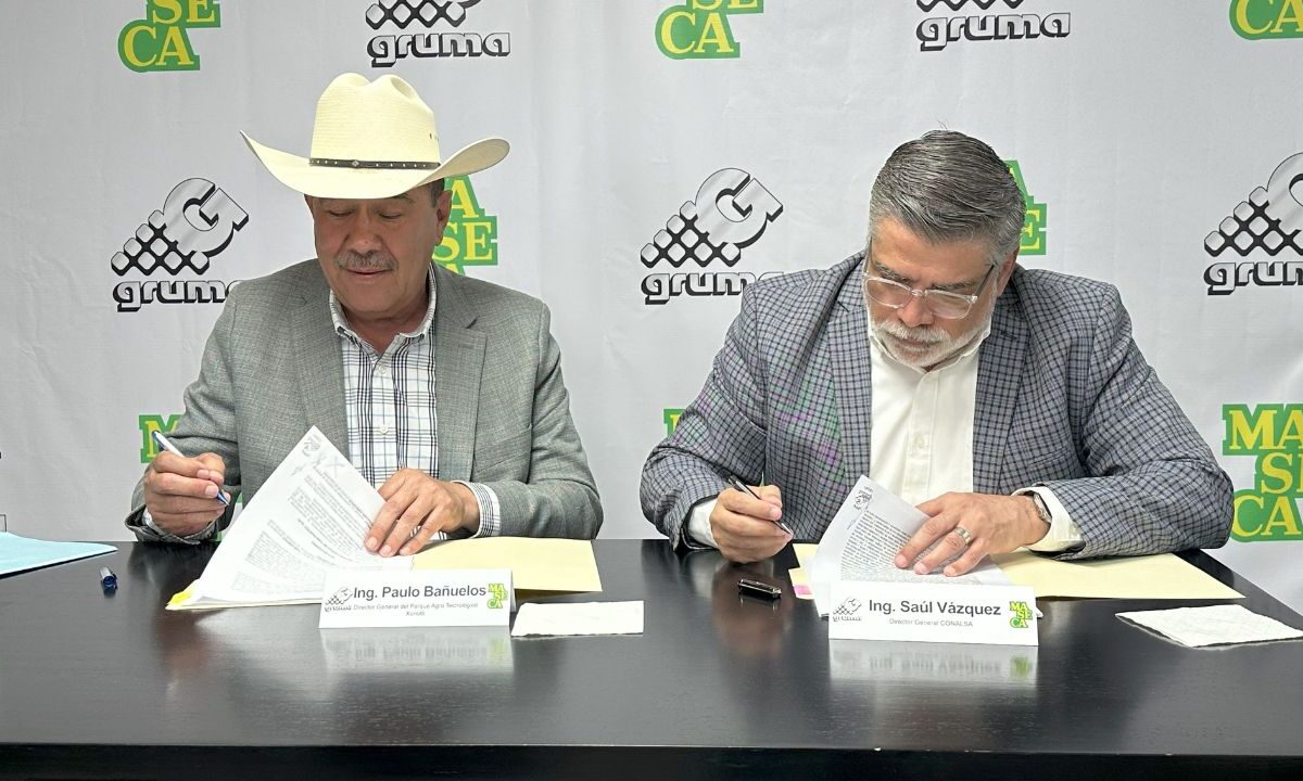 Saúl Vázquez Pérez (derecha), Director General de Abastecimientos de Maseca (Gruma), y Paulo Bañuelos Rosales, Director del Parque Agro Tecnológico Xonotli (izquierda), firmaron el acuerdo en las instalaciones de Grupo Maseca en Monterrey.