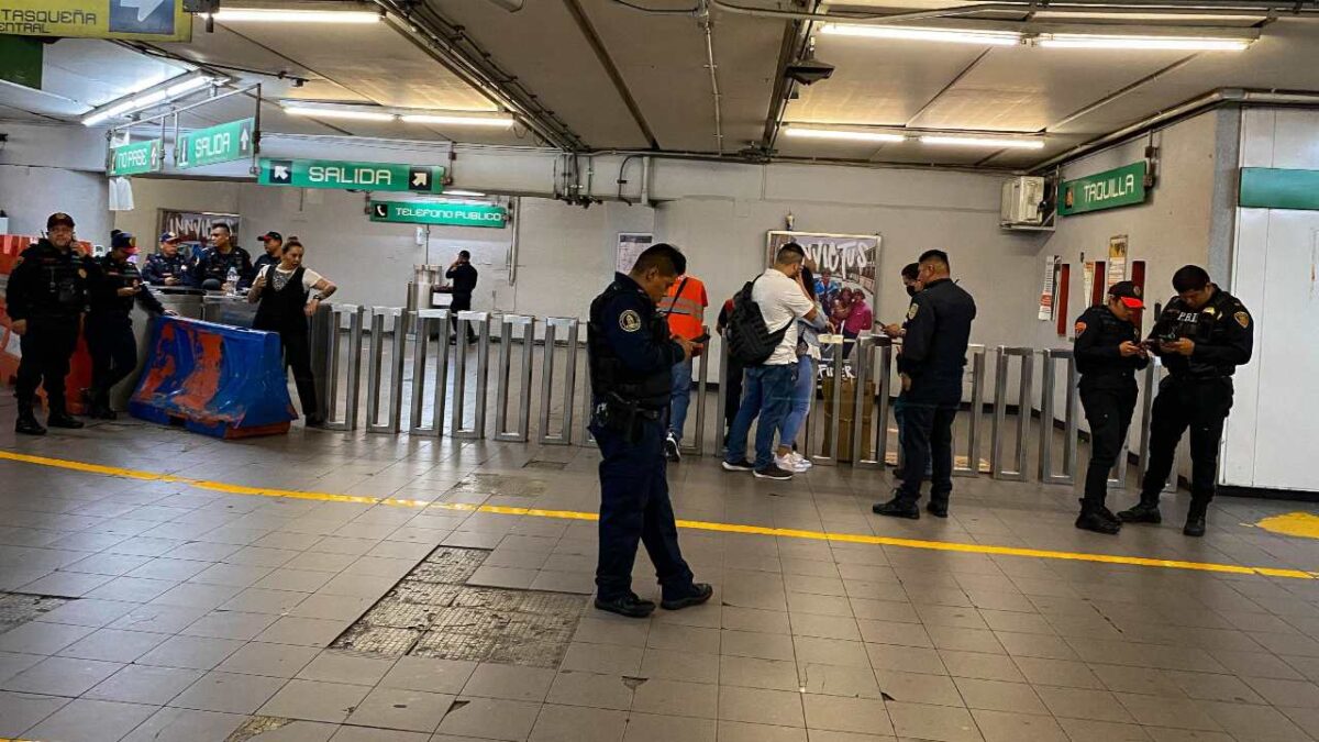 Elementos de seguridad hallaron un cuerpo sin vida en las escaleras de la estación Olímpica.