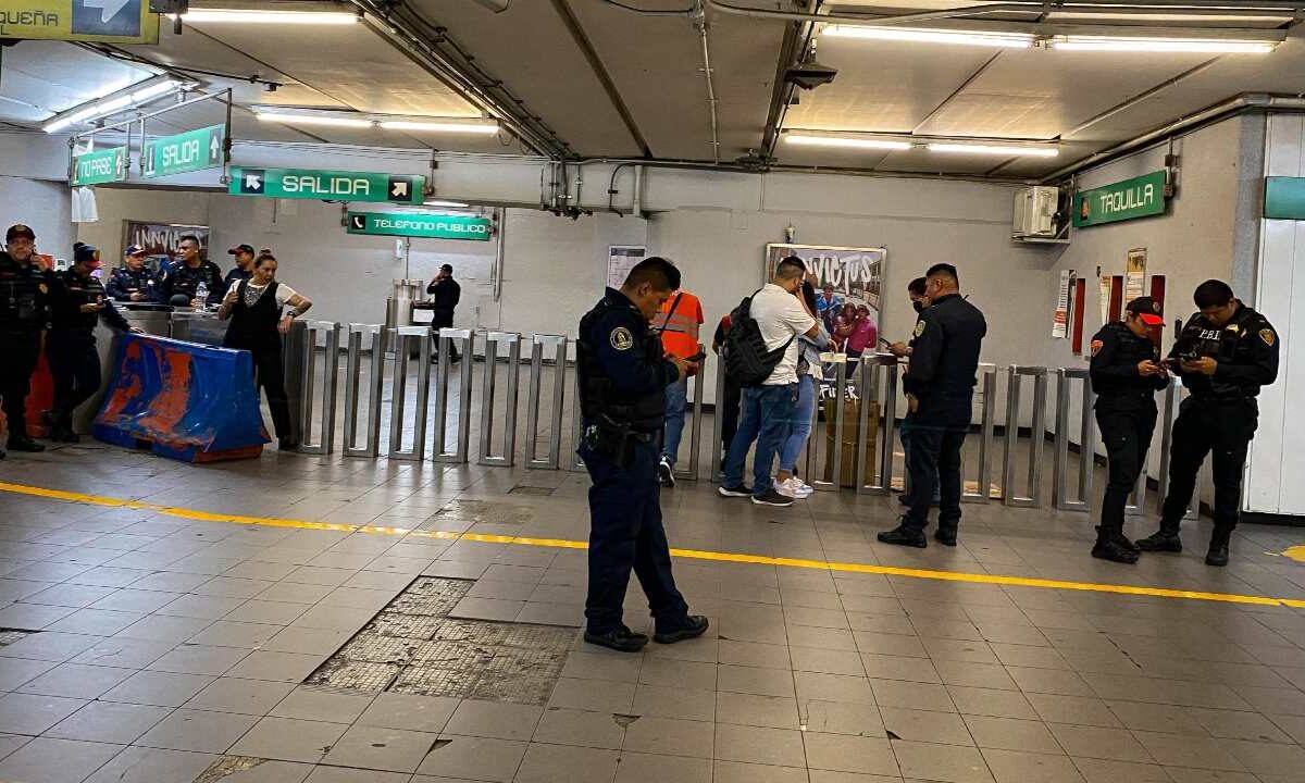 Elementos de seguridad hallaron un cuerpo sin vida en las escaleras de la estación Olímpica.