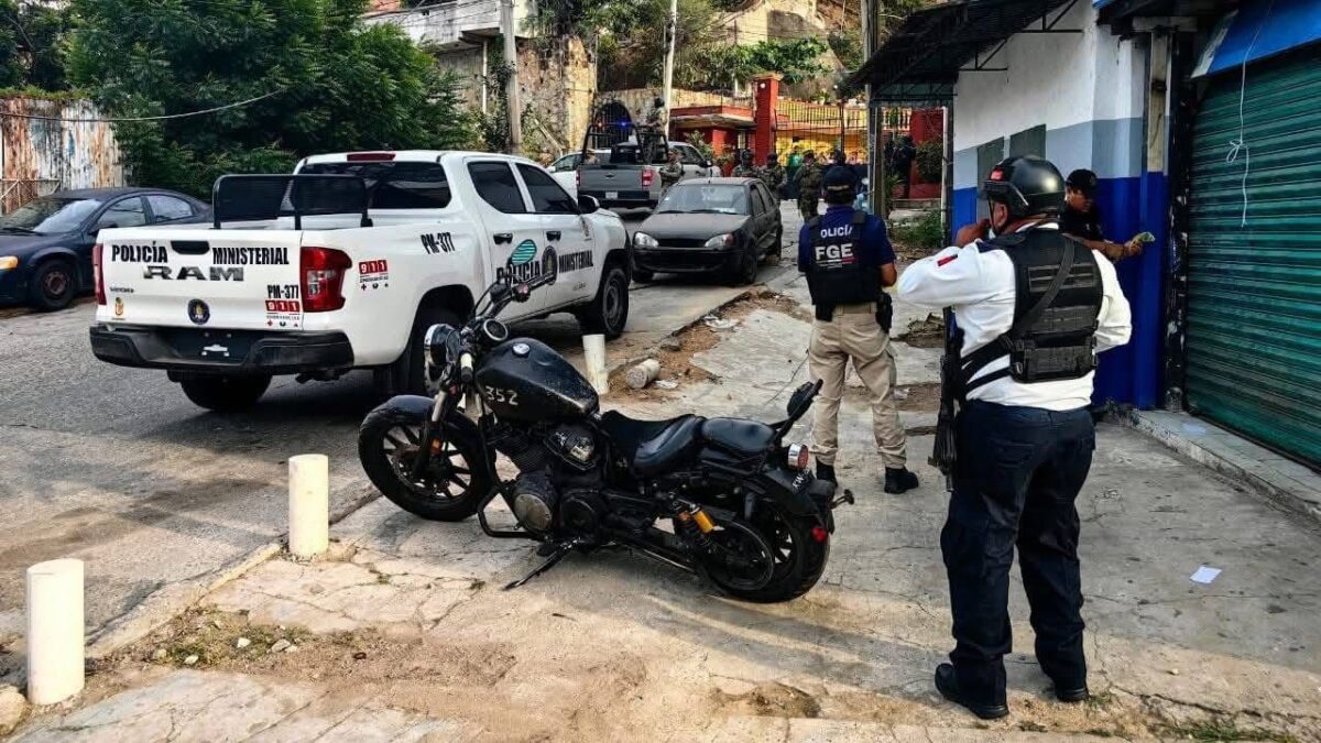 Vecinos de un fraccionamiento localizaron los restos humanos de dos personas, esparcidos en una calle en Acapulco.