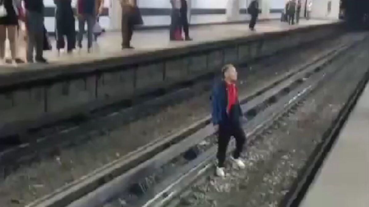 Difunden video del sujeto que bajó a la zona de vías del Metro Tepito.