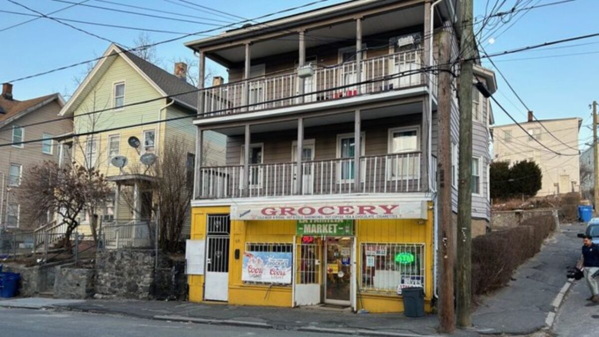 Hombre enciende su casa para escapar de 20 años de cautiverio en Estados Unidos.