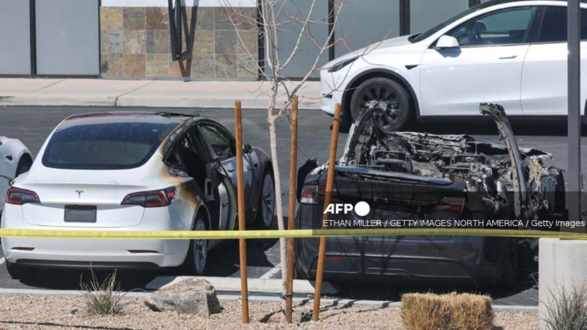 Un hombre es acusado de incendiar y disparar a coches de Tesla en Estados Unidos.