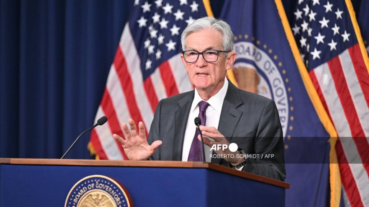 Jerome Powell, presidente de la Fed, afirmó que la inflación comenzó a repuntar en EU, en parte debido a los aranceles de Trump.