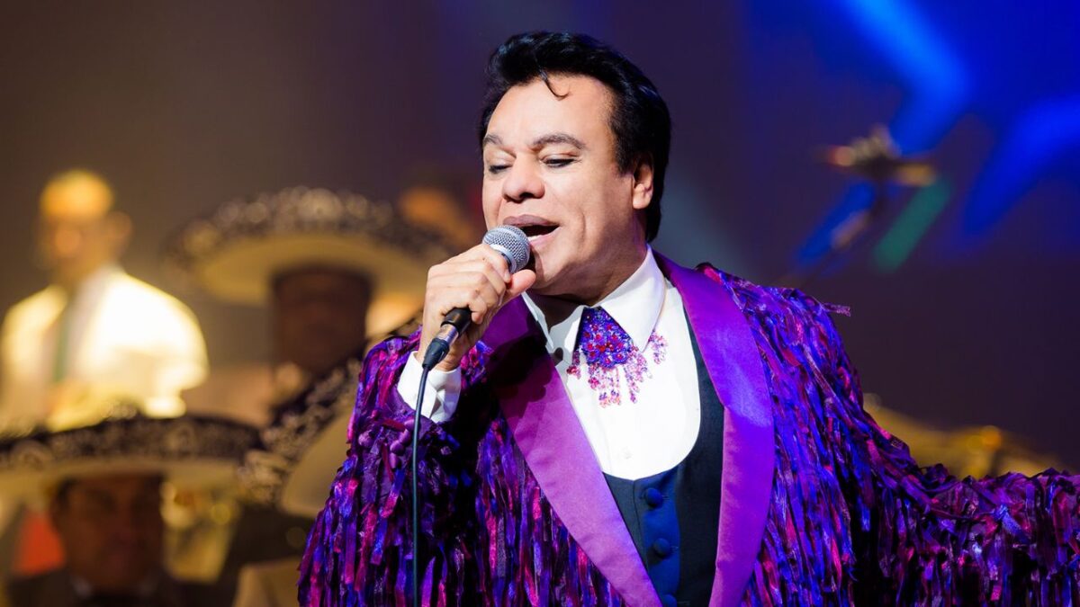 Continúa legado de Juan Gabriel con 'Recuerdos'; el álbum cumple 45 años