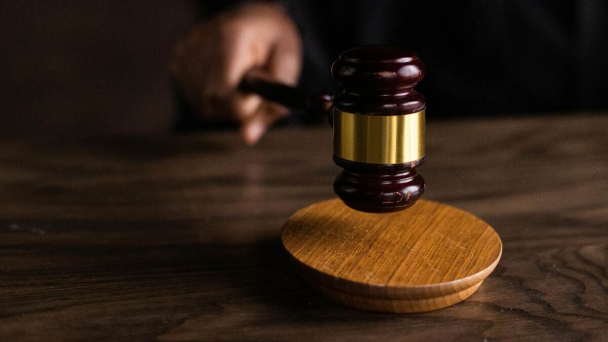 Un juez de control de la Ciudad de México vinculó a proceso a una víctima de violencia.