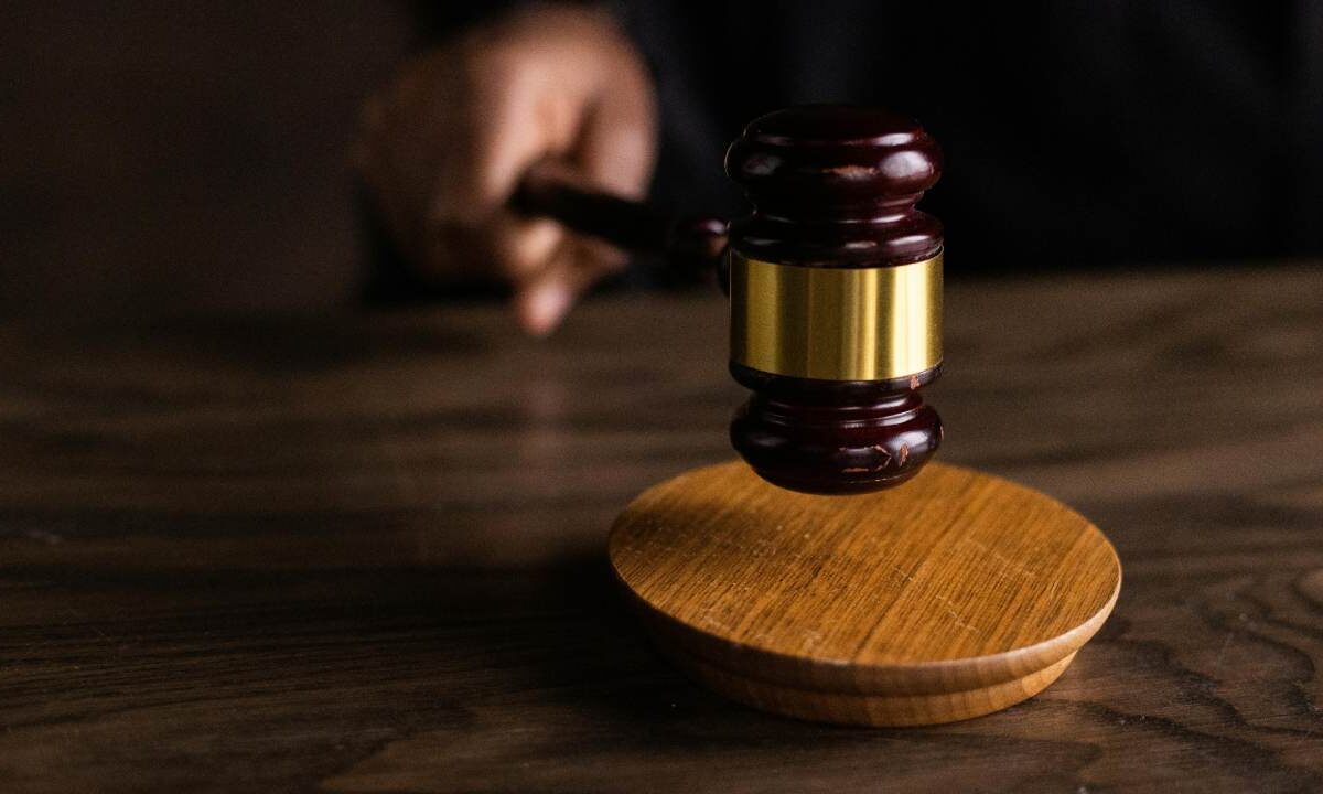 Un juez de control de la Ciudad de México vinculó a proceso a una víctima de violencia.