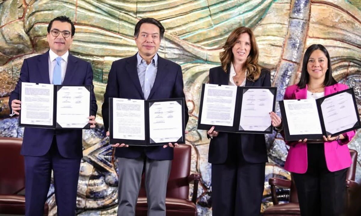 El titular de la SEP, Mario Delgado, renovó el convenio de colaboración con la Fundación BBVA México, para apoyo a estudiantes destacados.