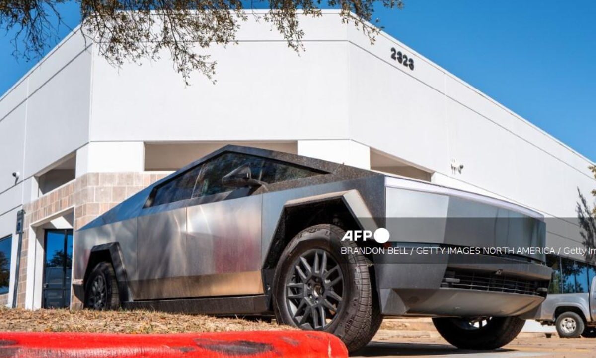 El fabricante de autos eléctricos Tesla llamó a revisión a más de 46 mil camionetas Cybertrucks cuyos paneles de carrocería podrían caerse.