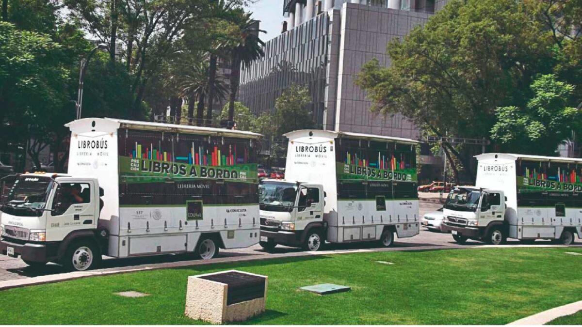 Autoridades de Nezahualcóyotl llevaron la lectura a plazas públicas, mediante el Librobús del Fondo de Cultura Económica.