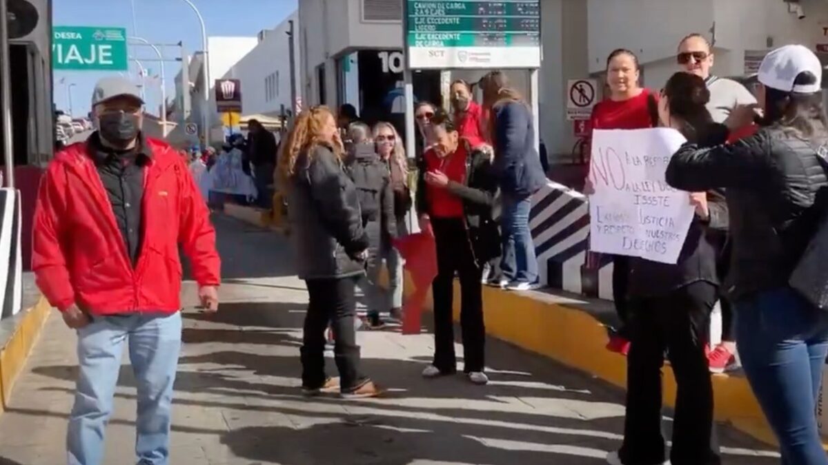 Maestros de la Red de Defensa Magisterial de Chihuahua protestaron en el Puente Internacional Santa Fe, liberando el cobro de casetas.