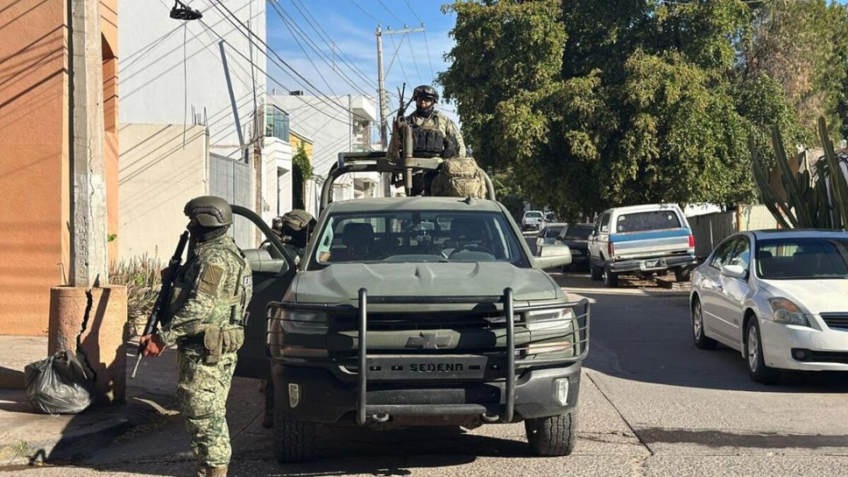 Un comandante de la Policía Municipal de Novolato, Sinaloa perdió la vida en un ataque con armas de grueso calibre cerca del Ayuntamiento.