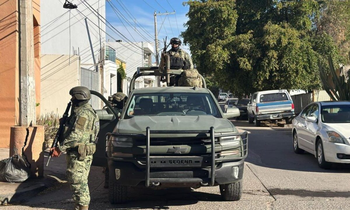 Un comandante de la Policía Municipal de Novolato, Sinaloa perdió la vida en un ataque con armas de grueso calibre cerca del Ayuntamiento.