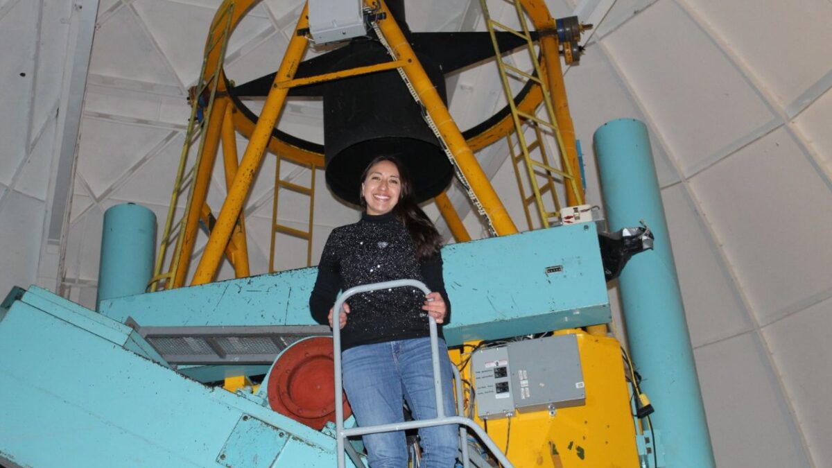 La joven científica observa a las estrellas y galaxias para entender su estructura y evolución 