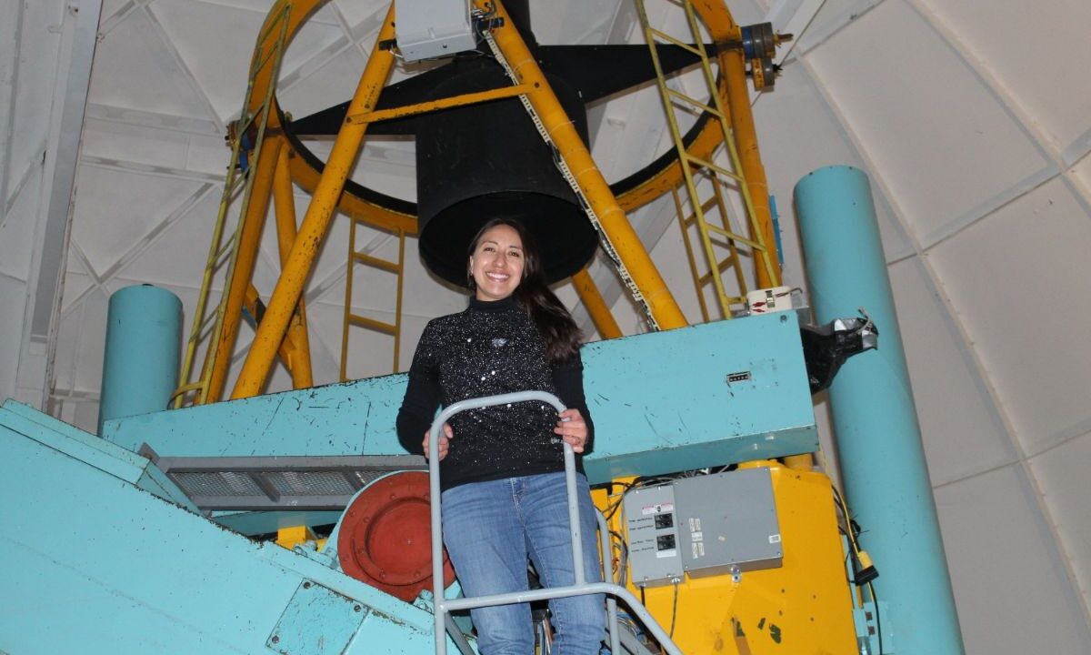 La joven científica observa a las estrellas y galaxias para entender su estructura y evolución 