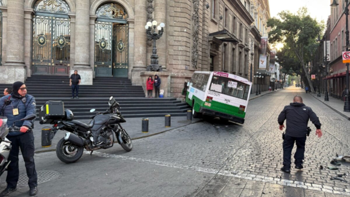 Microbús termina impactado en escalinatas del Congreso CDMX