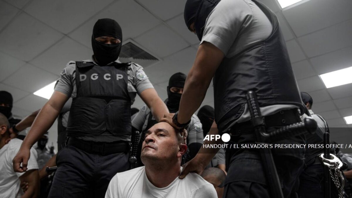 Venezuela tachó de "crimen de lesa humanidad" el envío de migrantes venezolanos a cárceles salvadoreñas deportados desde EU.
