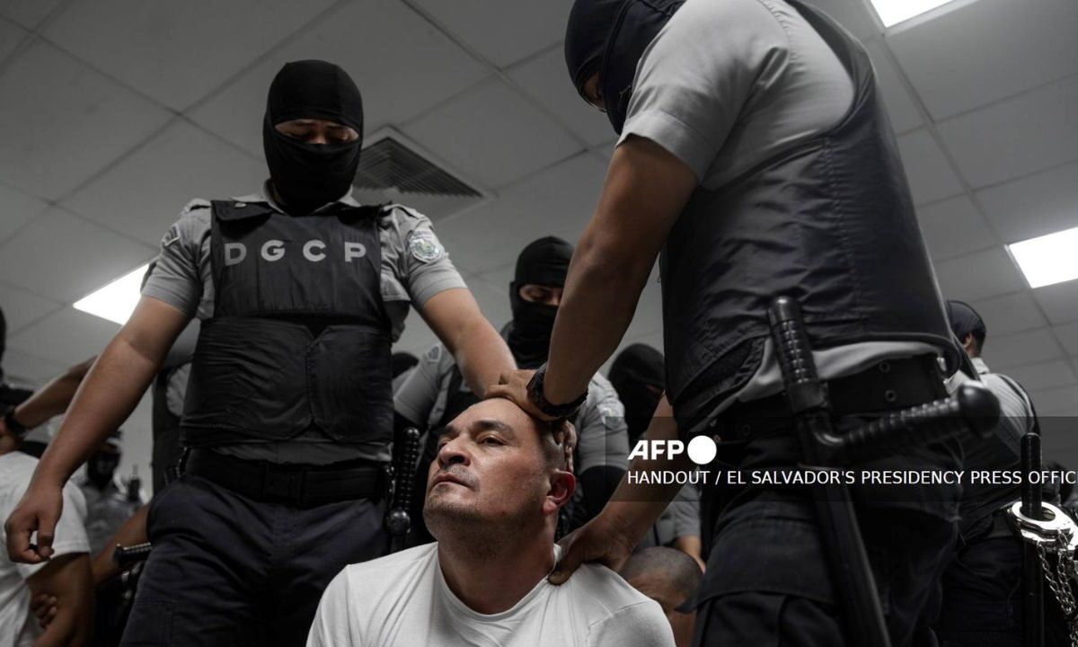 Venezuela tachó de "crimen de lesa humanidad" el envío de migrantes venezolanos a cárceles salvadoreñas deportados desde EU.