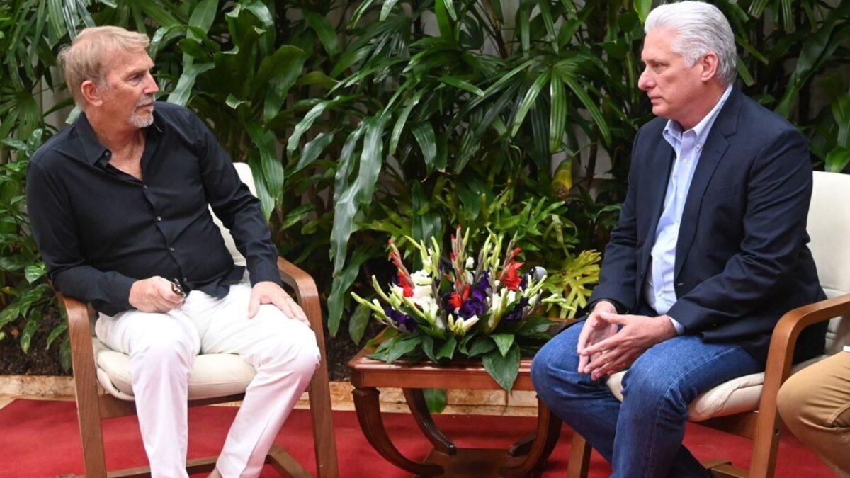 Miguel Díaz-Canel recibió en La Habana a Kevin Costner, quien visita la isla como parte de un proyecto de arqueología submarina.