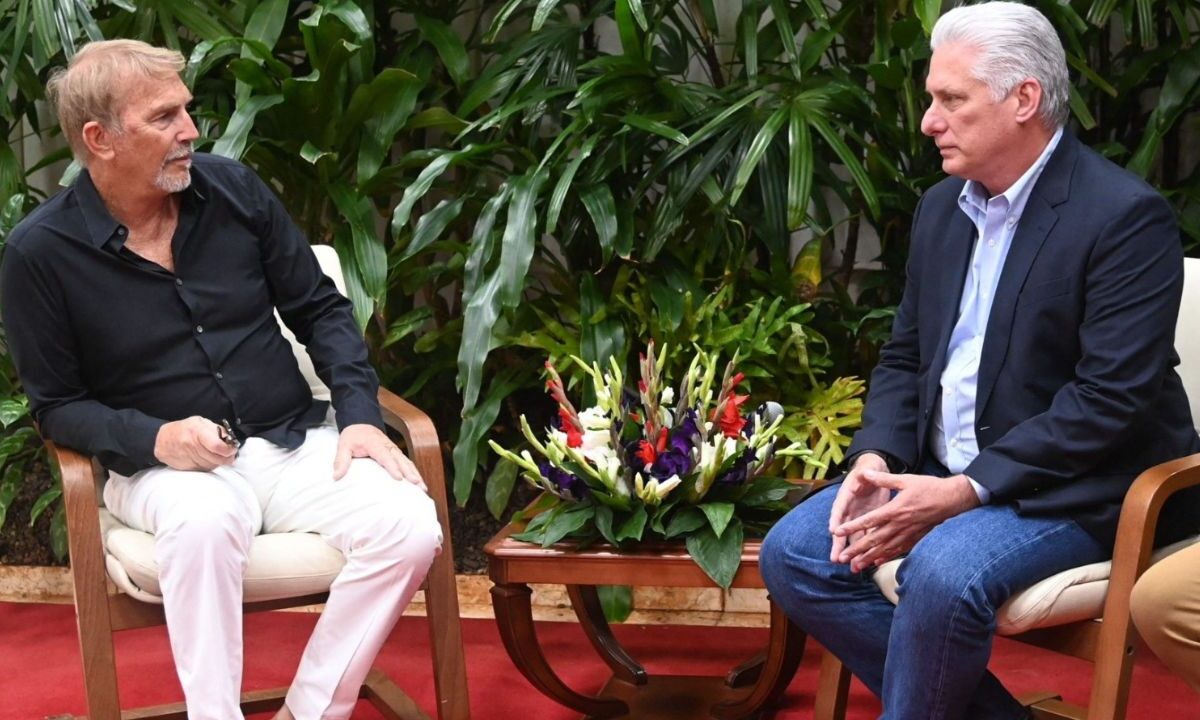 Miguel Díaz-Canel recibió en La Habana a Kevin Costner, quien visita la isla como parte de un proyecto de arqueología submarina.