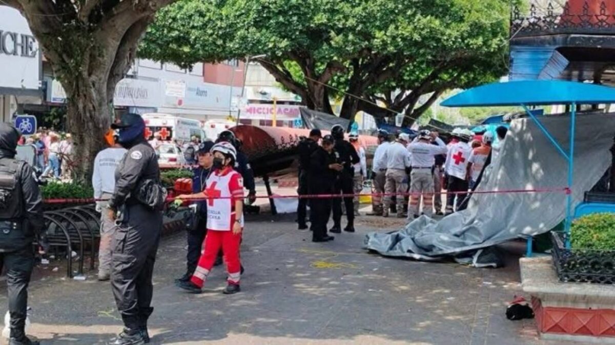 La caída de una estructura metálica provocó la muerte de dos personas y dejó a dos heridas en medio de manifestación de la CNTE en Tuxtla Gutiérrez, Chiapas.