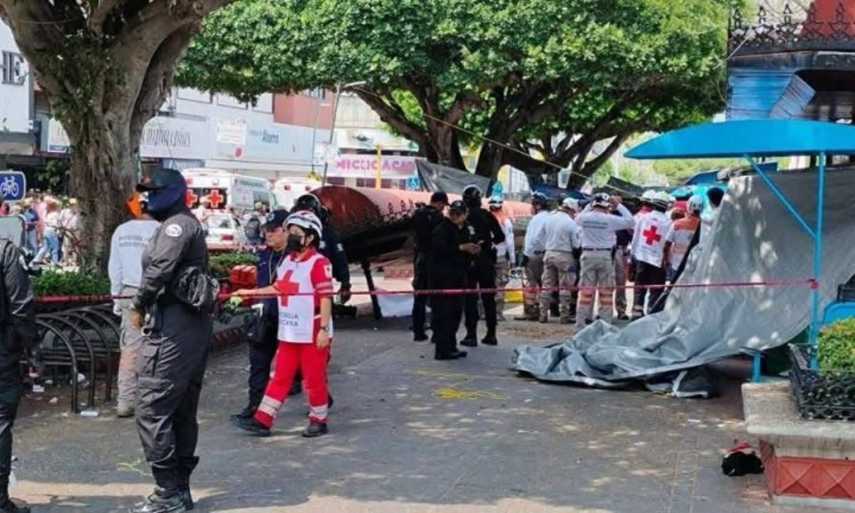 La caída de una estructura metálica provocó la muerte de dos personas y dejó a dos heridas en medio de manifestación de la CNTE en Tuxtla Gutiérrez, Chiapas.