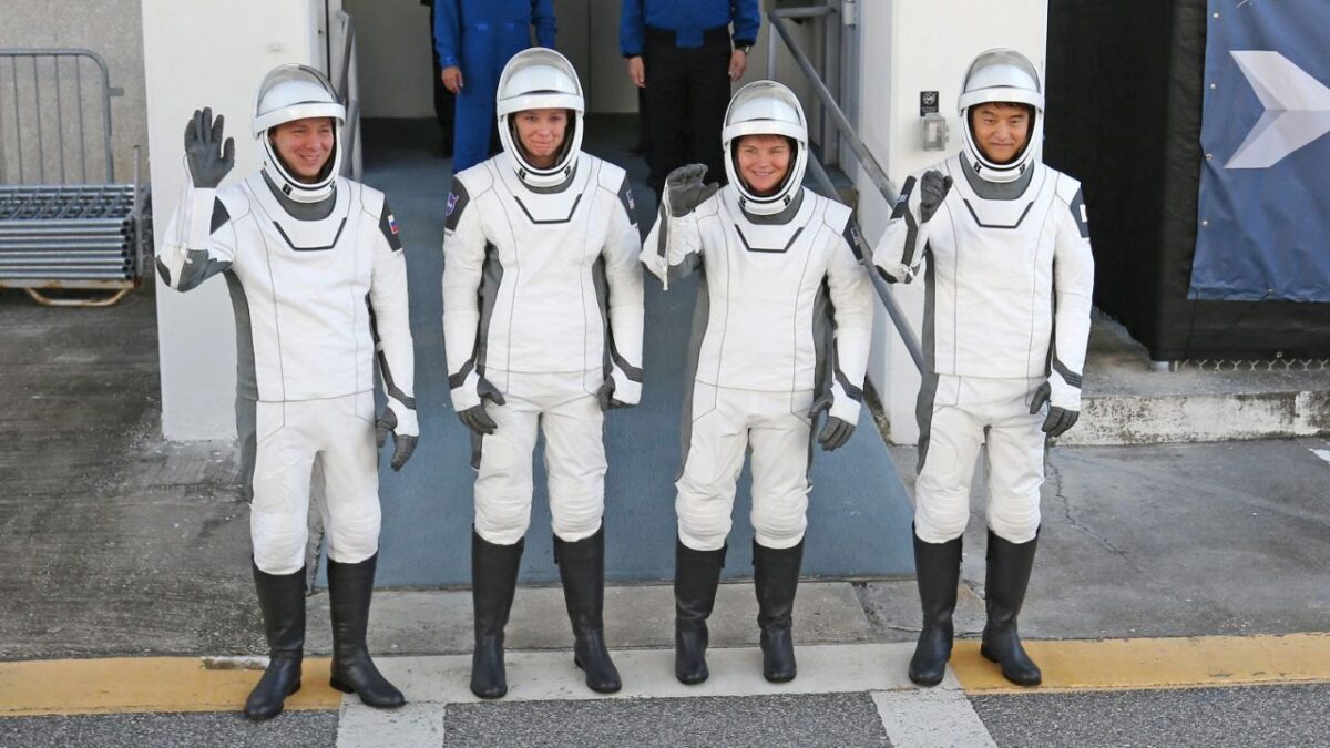 NASA y SpaceX posponen misión para el regreso de astronautas varados en el espacio.
