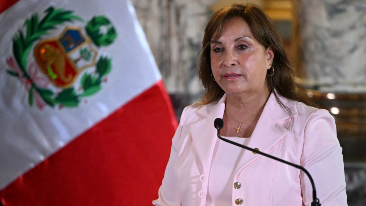 La presidenta de Perú, Dina Boluarte, advirtió este lunes que está "pensando seriamente" en la pena de muerte para los sicarios y extorsionadores, tras el asesinato el fin de semana de un popular cantante que llevó al gobierno a preparar el estado de emergencia por inseguridad para Lima.