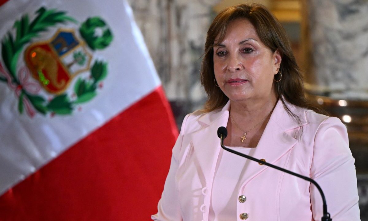 La presidenta de Perú, Dina Boluarte, advirtió este lunes que está "pensando seriamente" en la pena de muerte para los sicarios y extorsionadores, tras el asesinato el fin de semana de un popular cantante que llevó al gobierno a preparar el estado de emergencia por inseguridad para Lima.