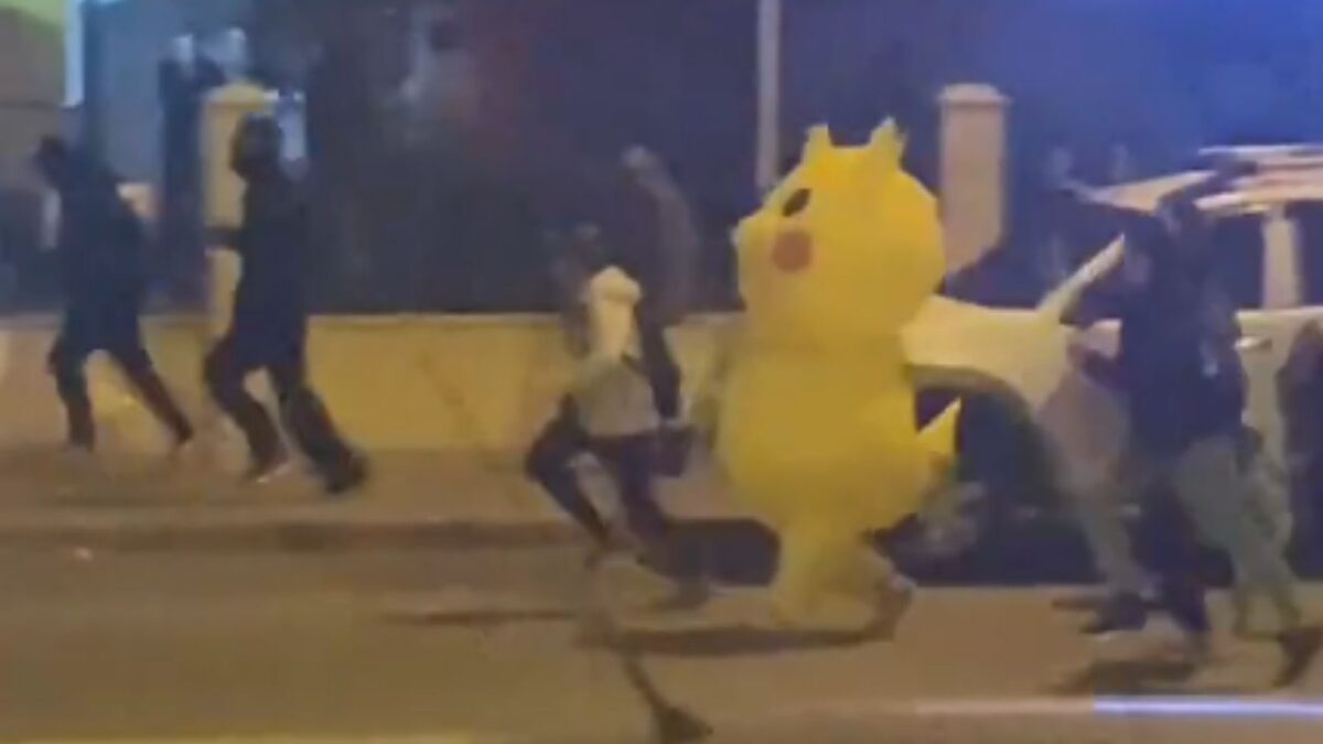 Un manifestante disfrazado de Pikachu se vuelve símbolo de protesta contra arresto político en Turquía.