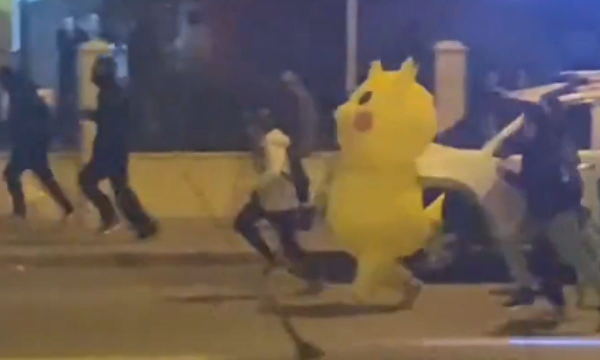 Un manifestante disfrazado de Pikachu se vuelve símbolo de protesta contra arresto político en Turquía.