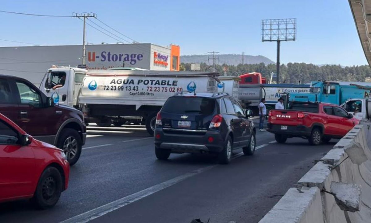 Habitantes de Ocoyoacac bloquearon parcialmente la carretera México-Toluca con pipas, en dirección a CDMX, por falta de agua en la zona.