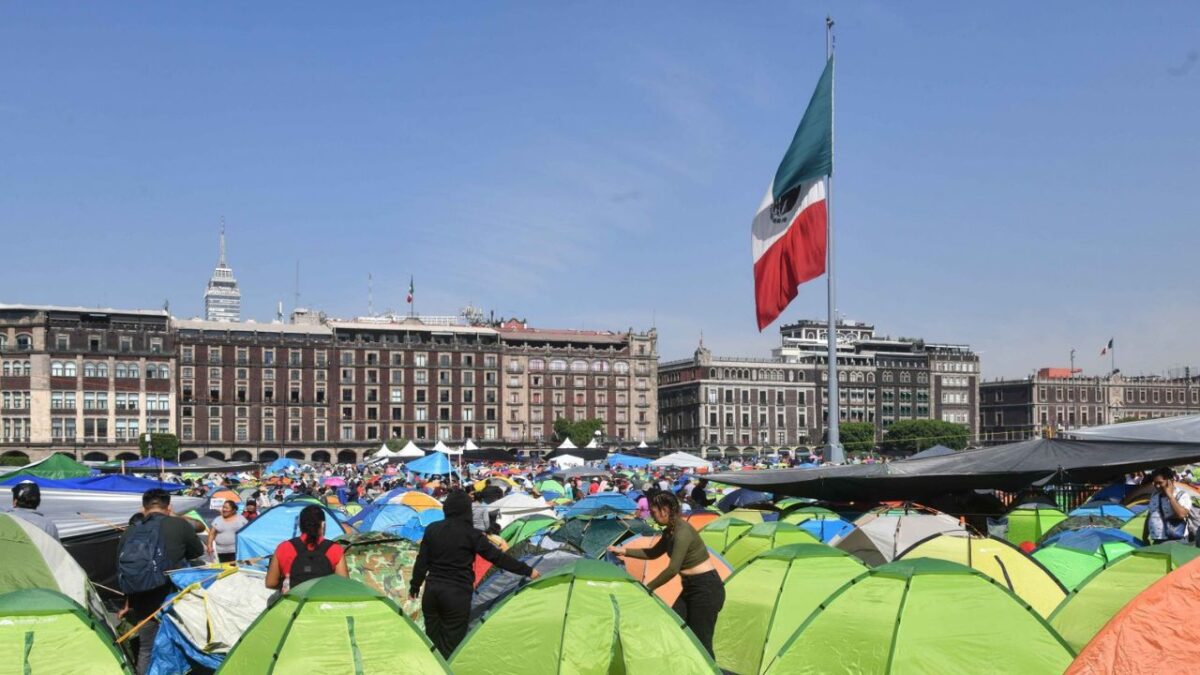 maestros de la CNTE instalan un plantón en el Zócalo de la Ciudad de México