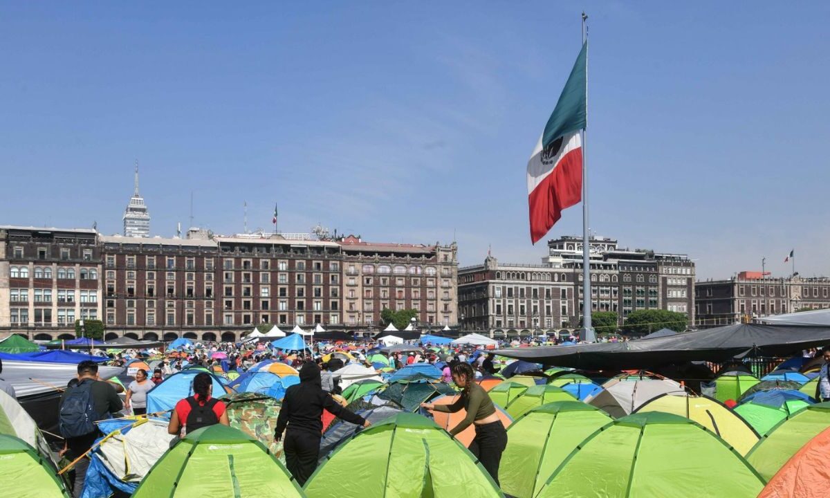 maestros de la CNTE instalan un plantón en el Zócalo de la Ciudad de México
