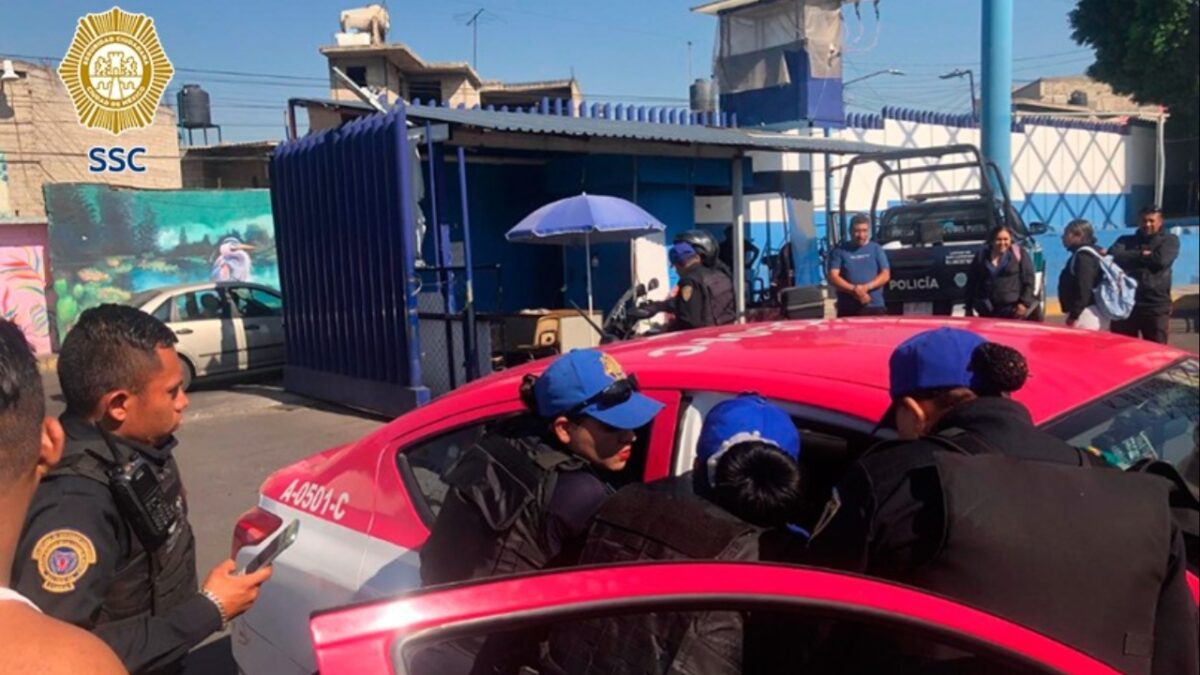 Policía ayuda a mujer a dar a luz