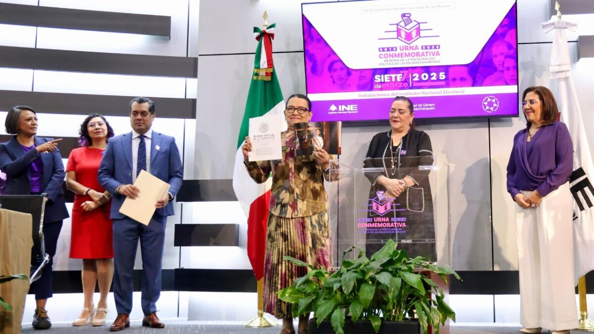 Rosa Icela Rodríguez, titular de la Secretaría de Gobernación (Segob) participó en la entrega de la“Urna Conmemorativa 2014-2025, Memoria de la Participación Política de las Mujeres en México”, realizado en las instalaciones del Instituto Nacional Electoral (INE).