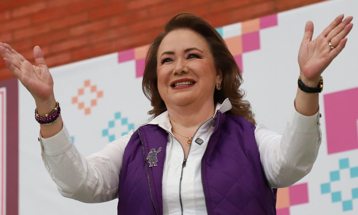 La ministra Yasmín Esquivel arrancó su proselitismo en el Tecnológico de Estudios Superiores de Ecatepec, a donde asistieron decenas de personas.