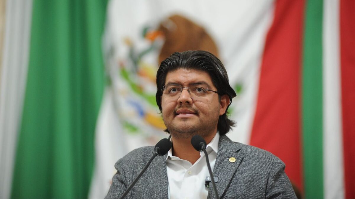 El diputado de Morena, Víctor Lobo, presentó una iniciativa para que alumnos de educación básica reciban clases de educación financiera.