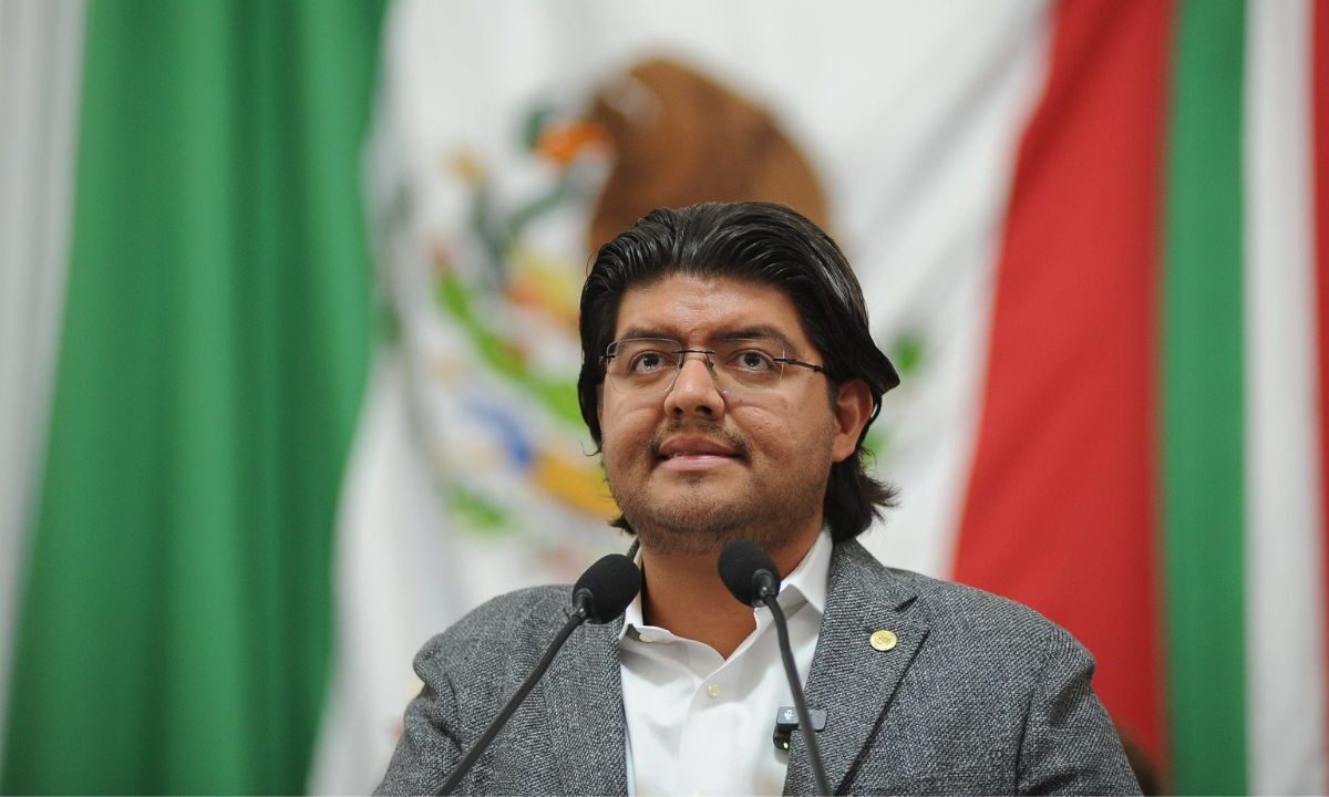 El diputado de Morena, Víctor Lobo, presentó una iniciativa para que alumnos de educación básica reciban clases de educación financiera.