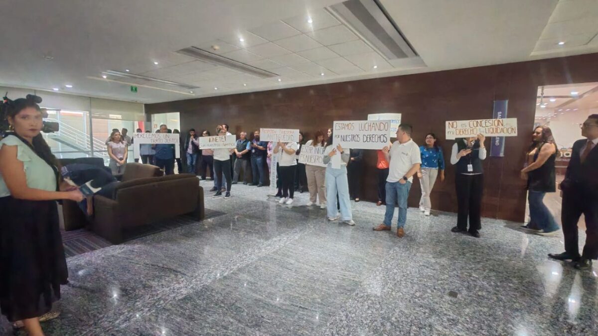 Protestan trabajadores del Inai por falta de liquidaciones