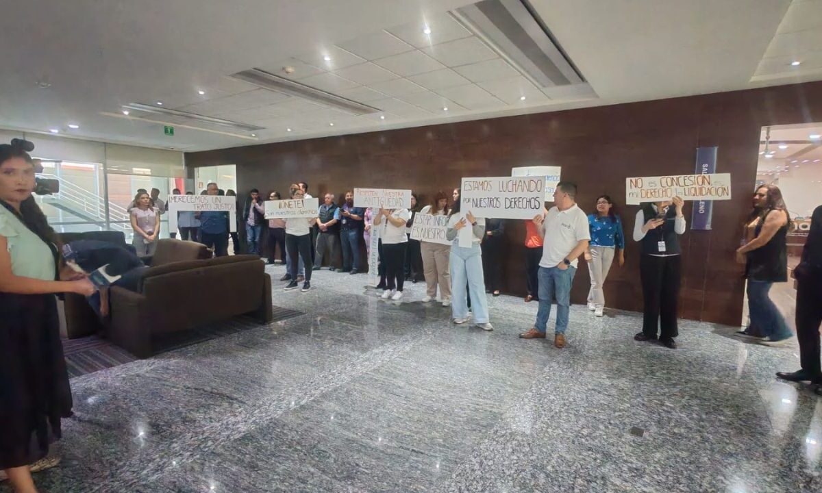 Protestan trabajadores del Inai por falta de liquidaciones